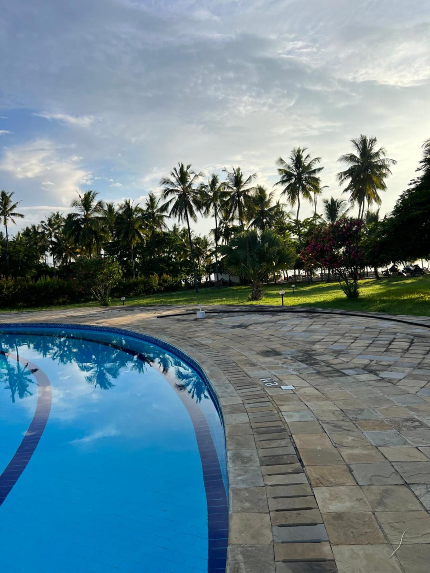 Waves And Wanderlust-Diani Beach Exterior photo