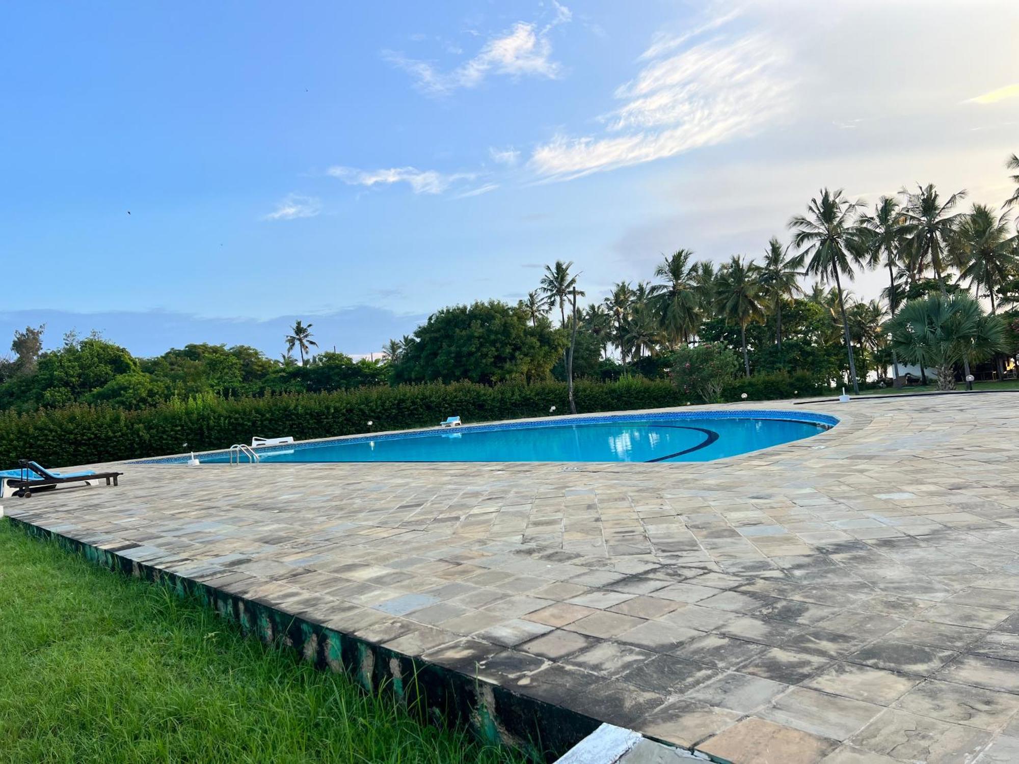 Waves And Wanderlust-Diani Beach Exterior photo