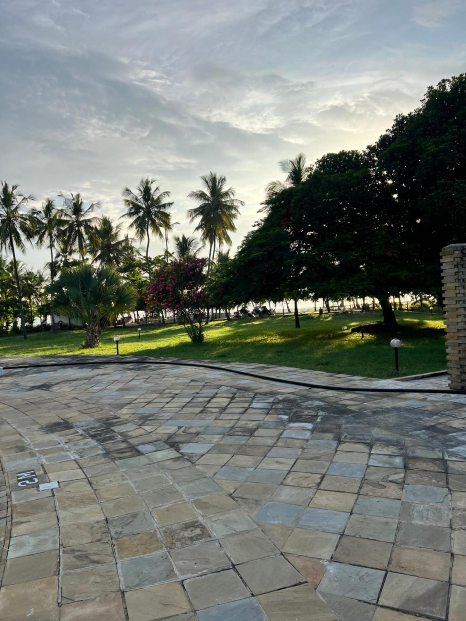 Waves And Wanderlust-Diani Beach Exterior photo