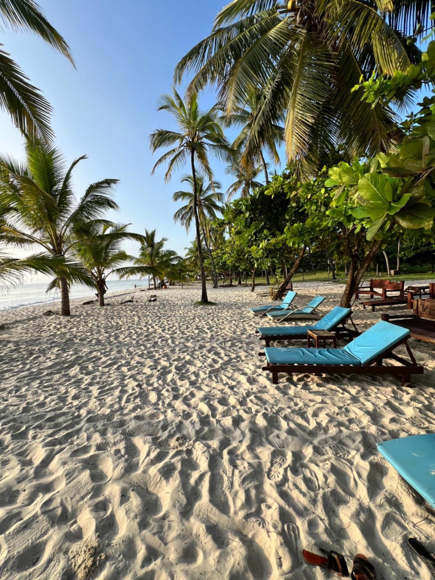 Waves And Wanderlust-Diani Beach Exterior photo